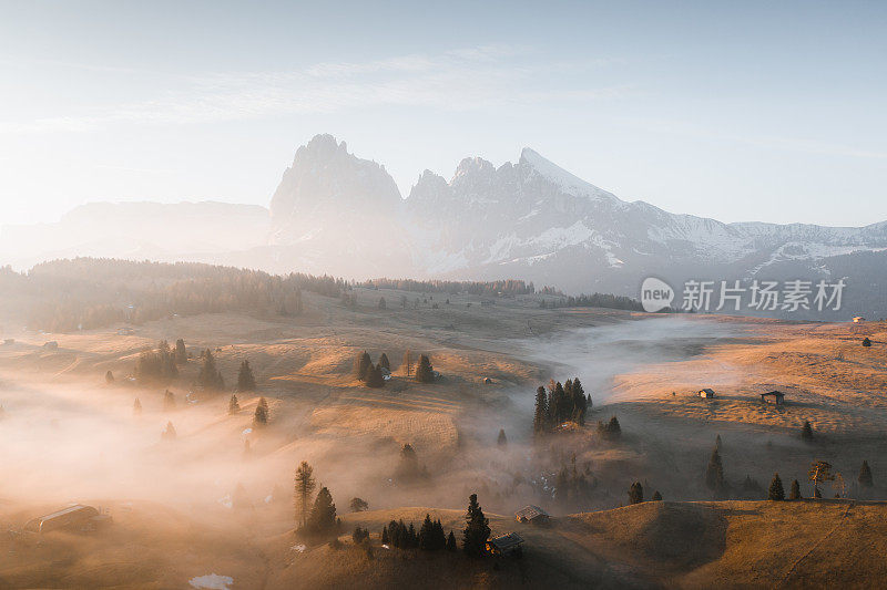 日出Alpe Di Siusi, Dolomites，意大利阿尔卑斯山，意大利